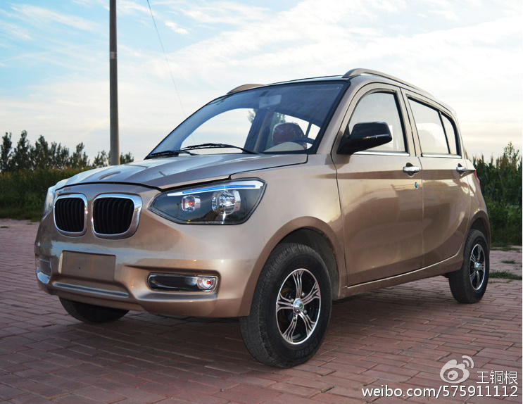 同樣是要啥沒(méi)啥的電動(dòng)車，但這輛是四門五座，只賣1萬(wàn)5